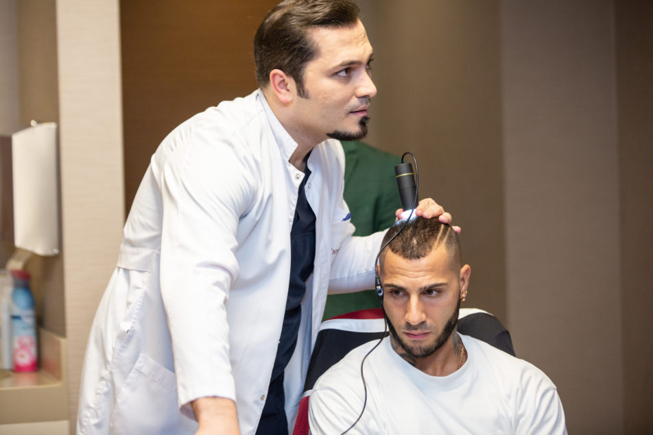 Dr. Balwi untersucht Richardo Quaresma´s Haare