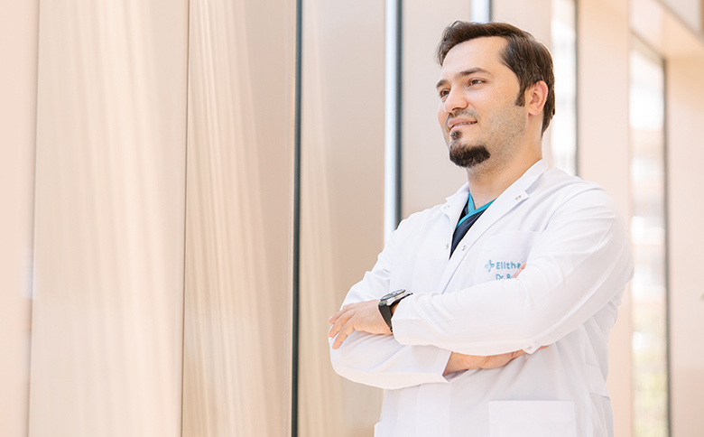 Dr Balwi in der Klinik schaut nach links