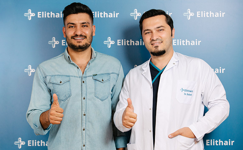 Dr Balwi und Patient lachen mit Daumen hoch