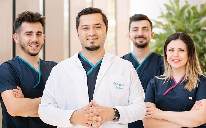 Dr Balwi mit seinem Team von der Elithair Klinik